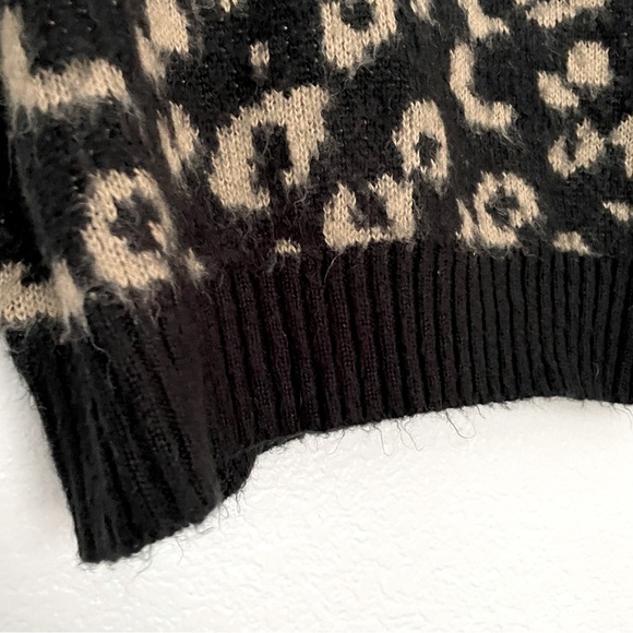 Forever 21 Cheetah Print Sweater Small - Picture 4 of 11